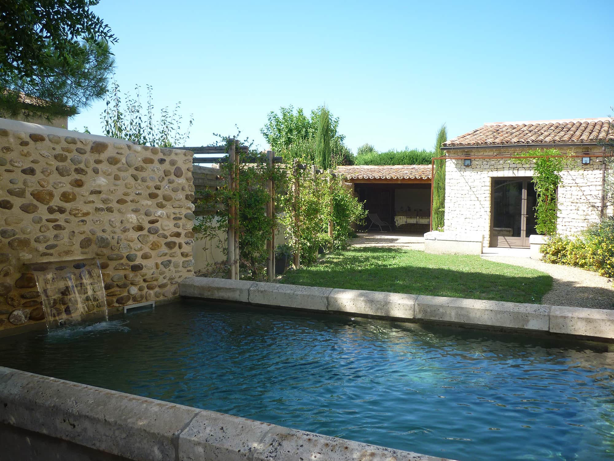 Couloir de nage dans le lubéron Petite piscine style vieux bassin provençal